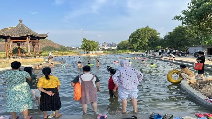 “村级”游泳池火了