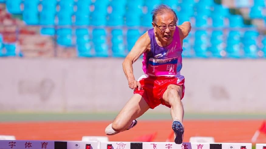 82岁大爷，15秒99夺冠！